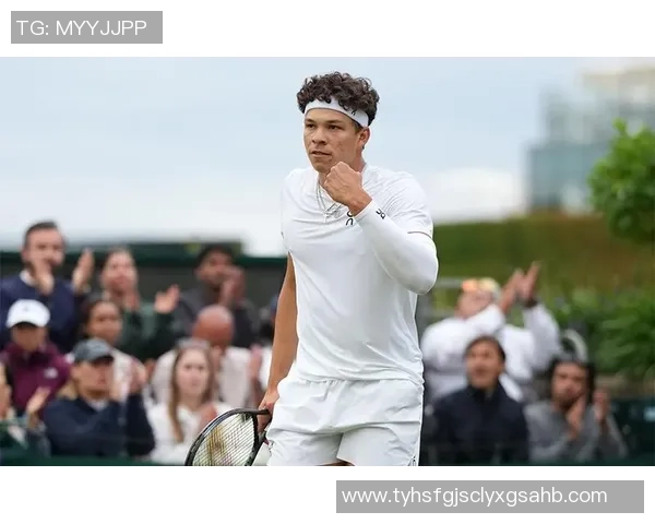 足球明星亲临温网赛场感受网球魅力与激情对决的精彩瞬间